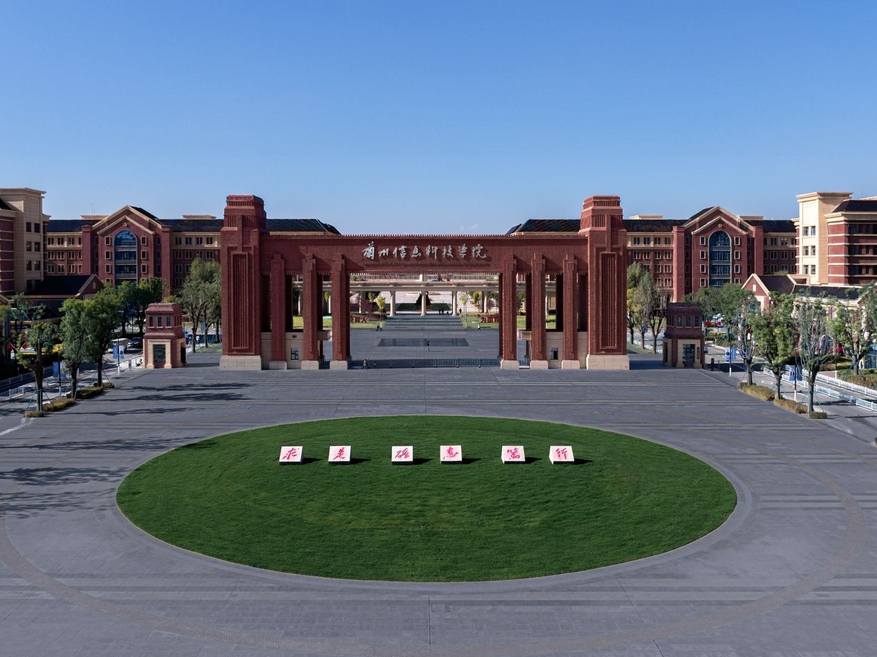 beat365在线唯一官网以紧急资助解学生困境