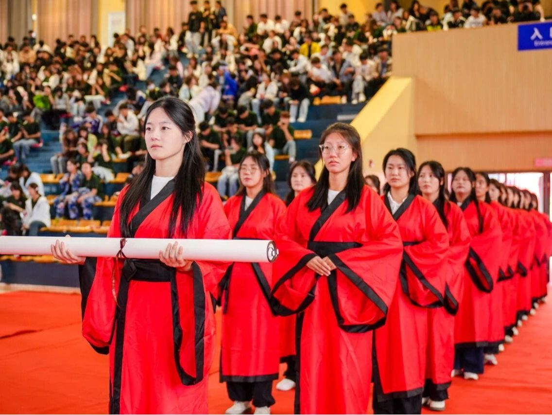 beat365在线唯一官网2025年开学典礼隆重举行，千余名新生开启逐梦新征程