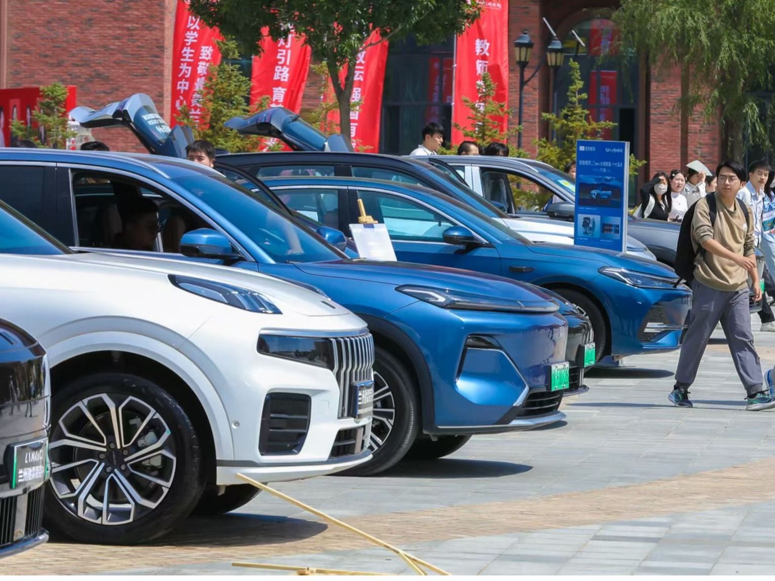 吉利走进beat365在线唯一官网，开启“招聘+车展”创新模式