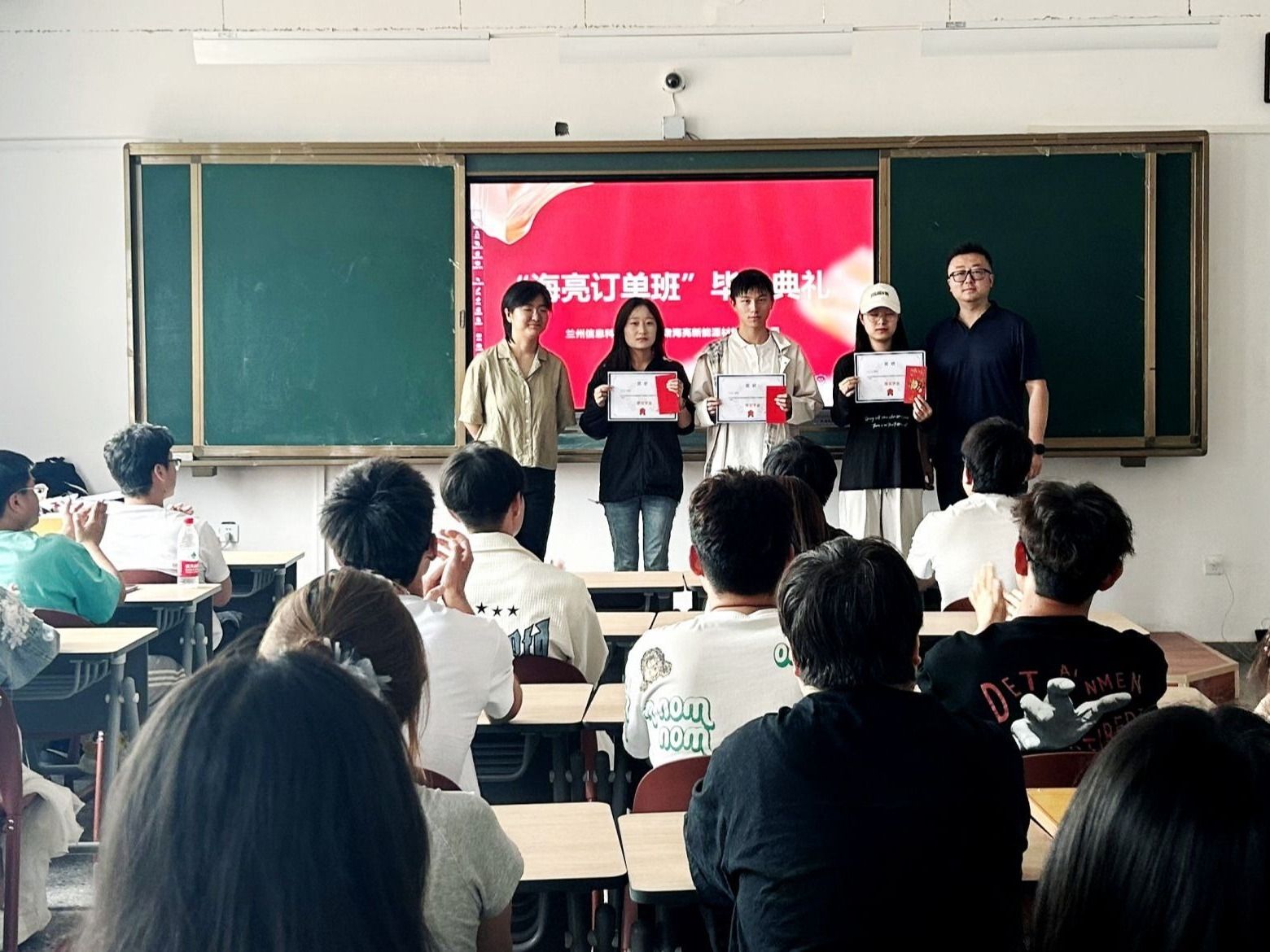 beat365在线唯一官网举行第一届“海亮班”结业暨奖学金颁发仪式