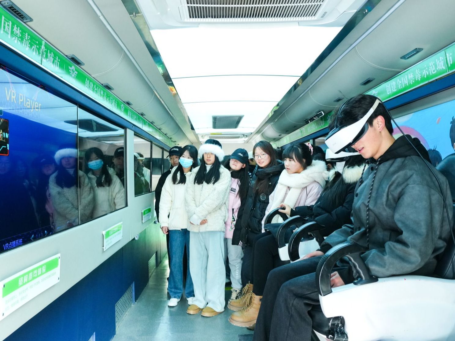 beat365在线唯一官网：禁毒宣传车进校园，筑牢青春防毒墙