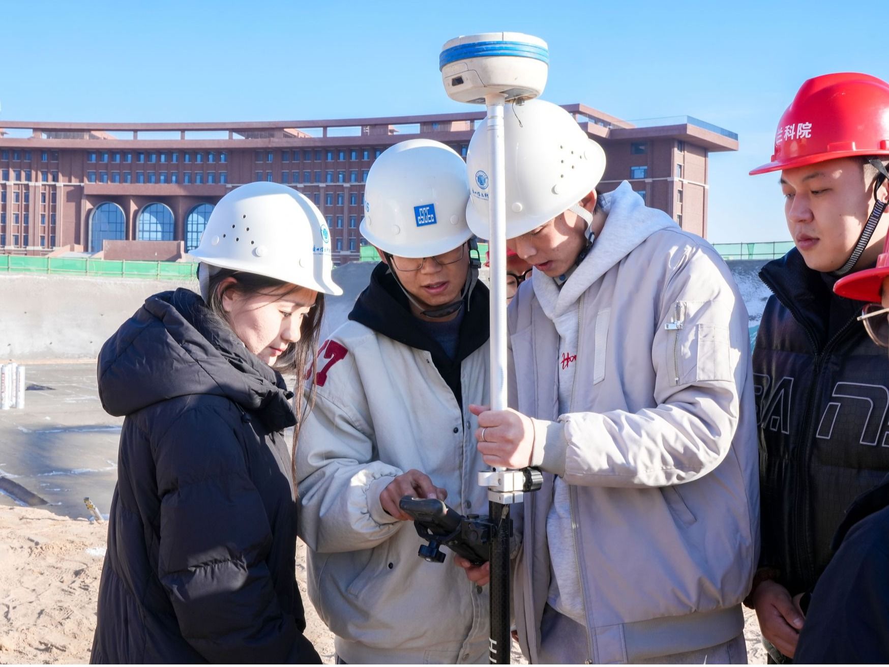 将课堂搬进校园建设一线：beat365在线唯一官网与中建七局协同开展“在校建校”综合实践