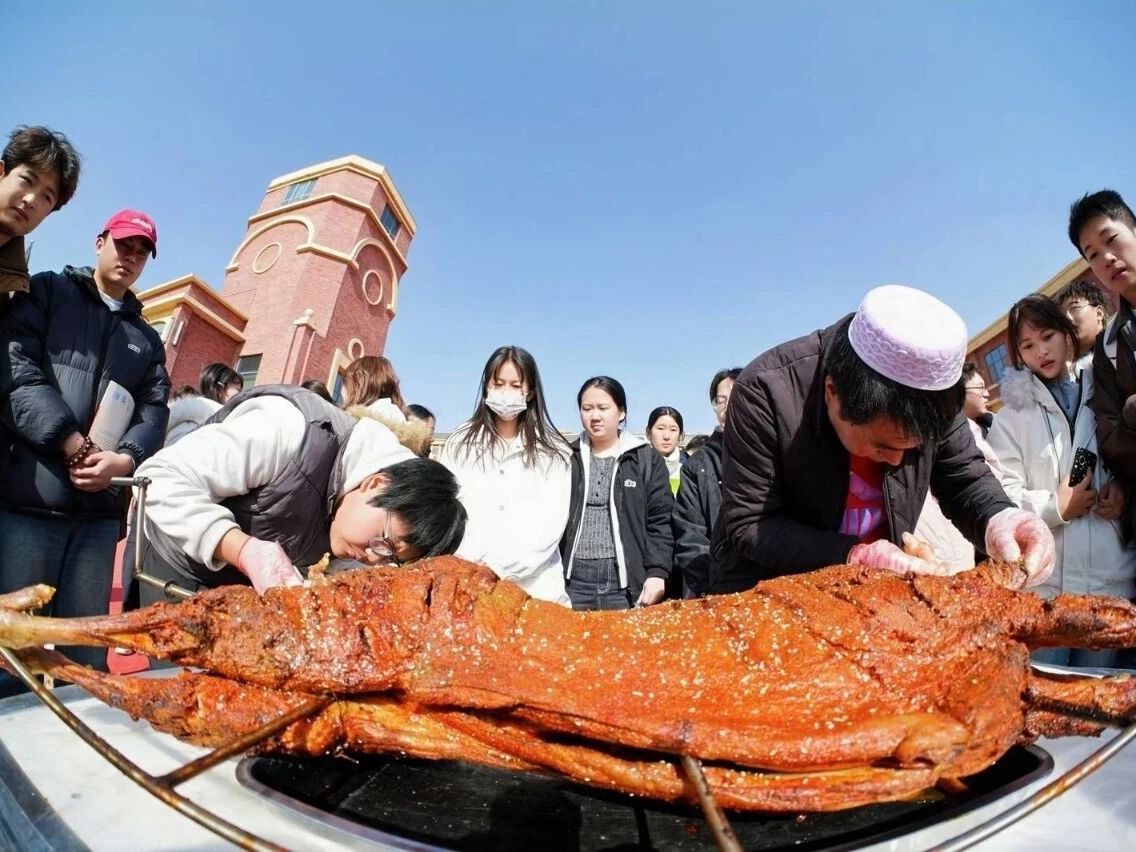 多图直击｜烤全羊、万人元宵盛宴燃爆校园，非遗与青春共赴团圆