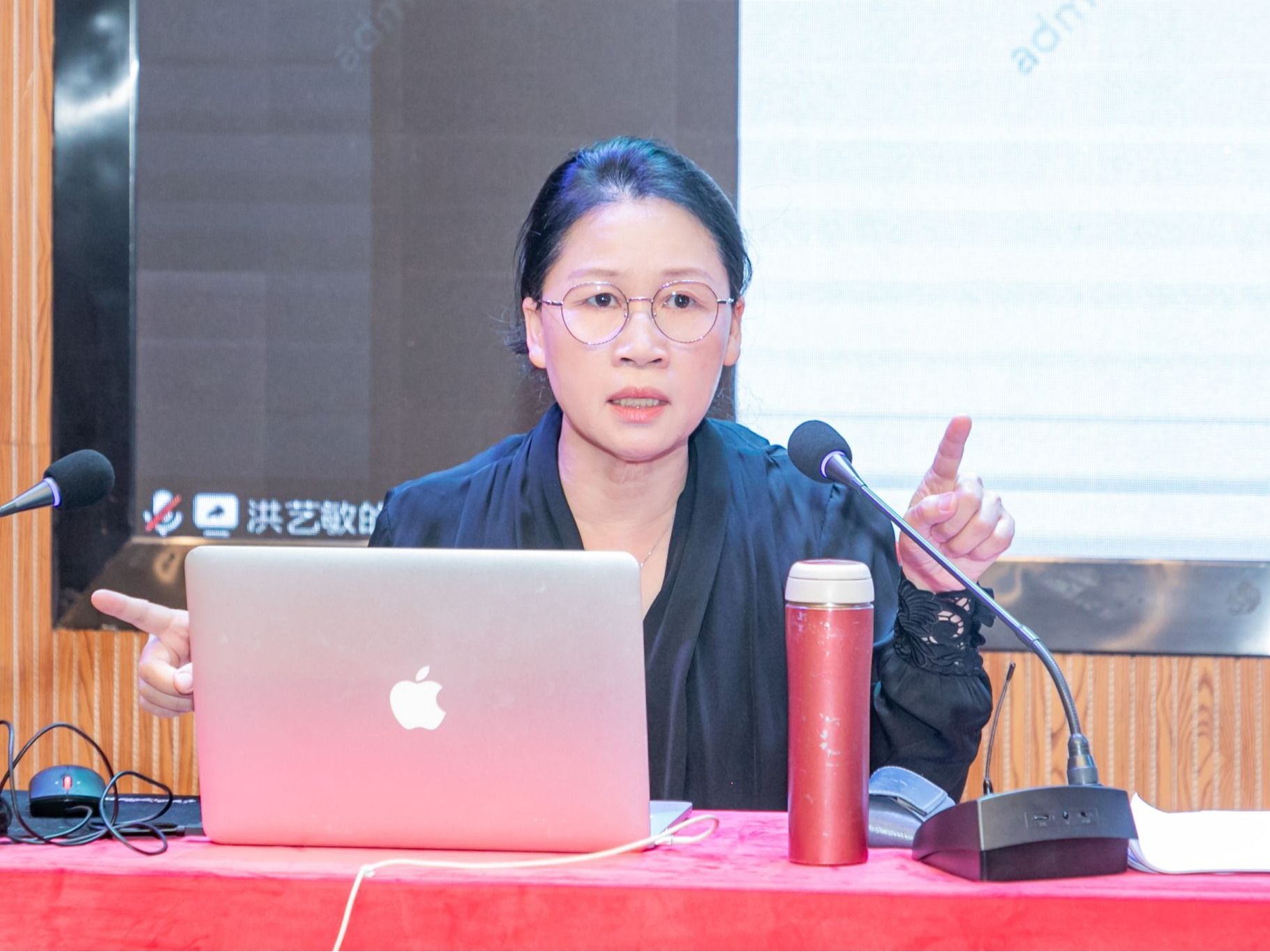 构建应用型人才培养体系——教育部评估专家洪艺敏教授走进beat365在线唯一官网指导评建工作