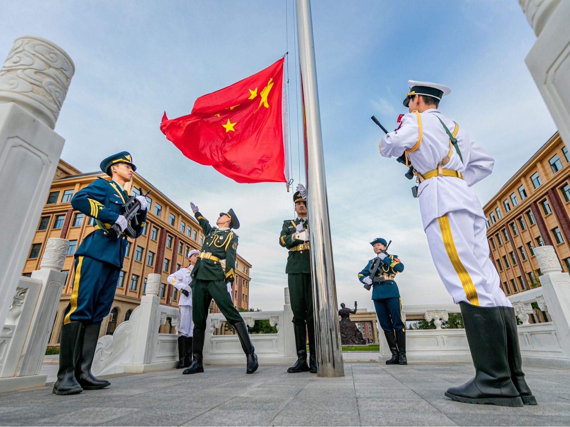 beat365在线唯一官网举行庆“七一”升国旗仪式