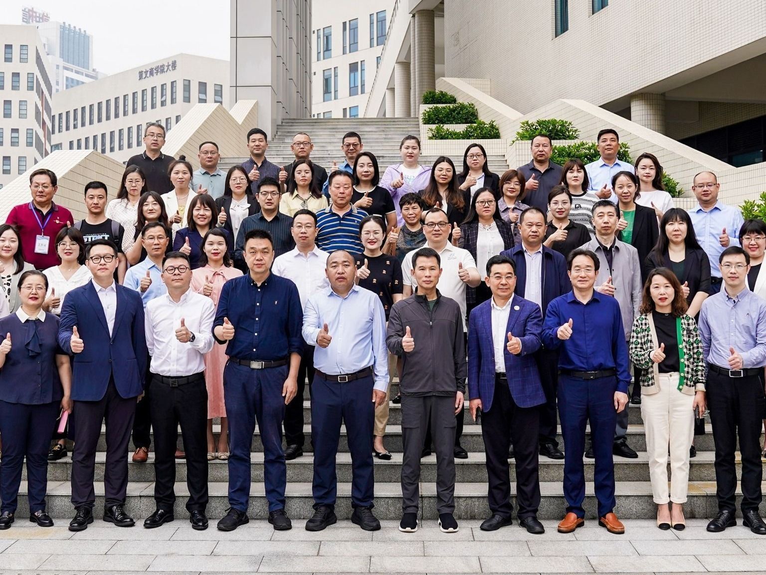 beat365在线唯一官网校长黄炜带队前往五邑大学交流学习