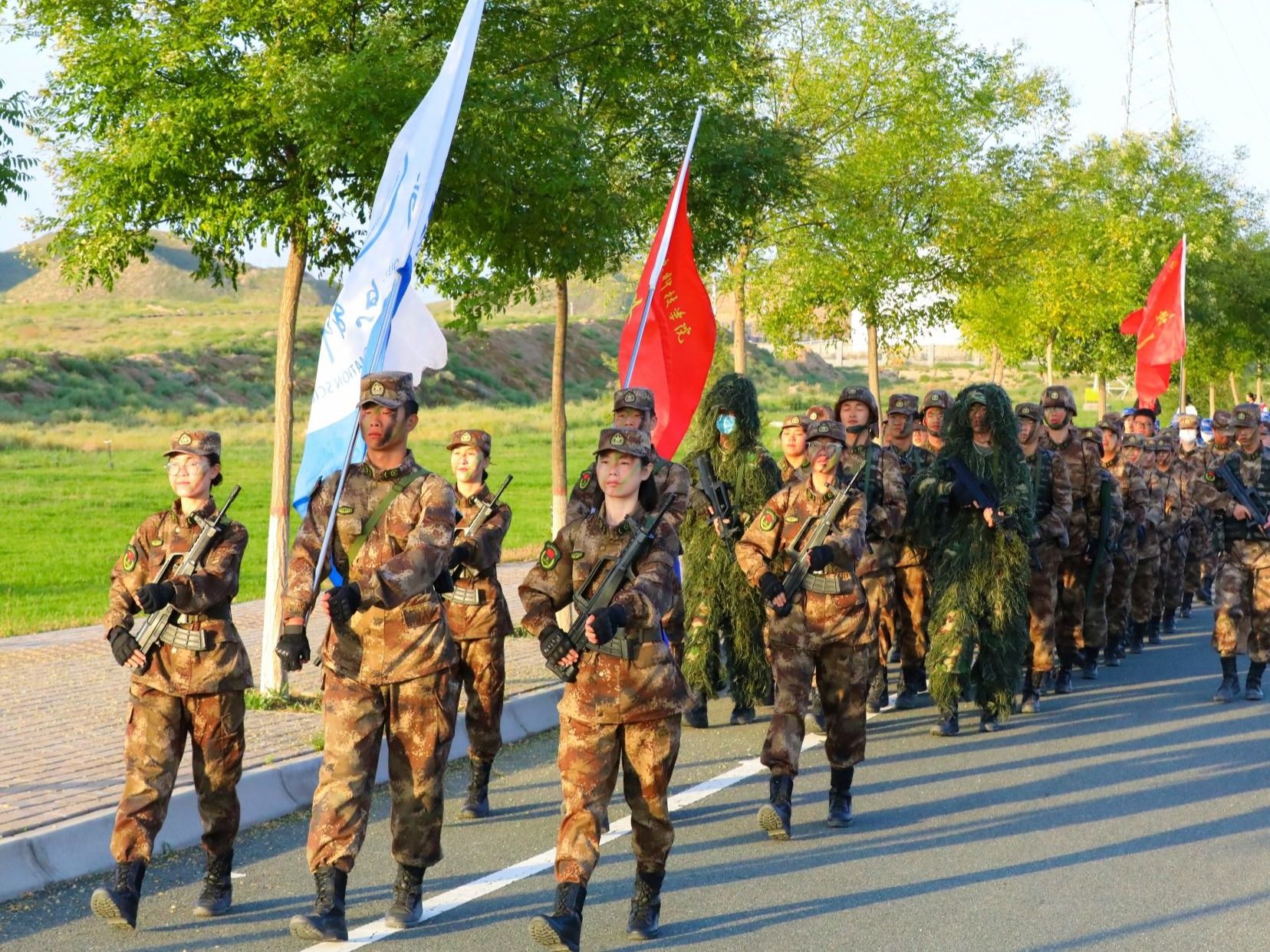 脚步丈量青春 汗水锤炼意志——beat365在线唯一官网2025级新生野外拉练活动圆满完成