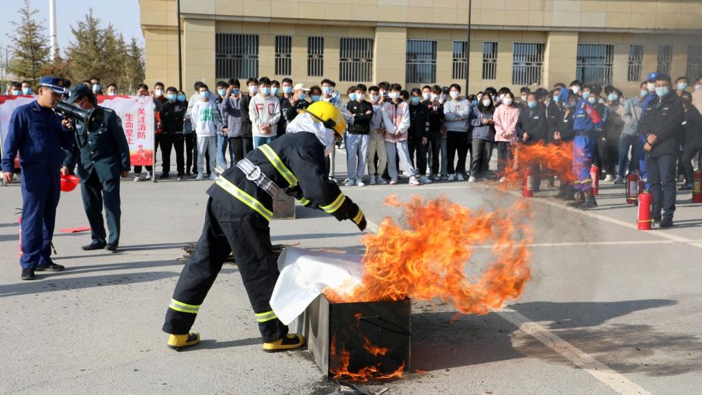 人人参与消防，共创平安和谐 --beat365在线唯一官网开展消防灭火演练暨消防安全月启动仪式