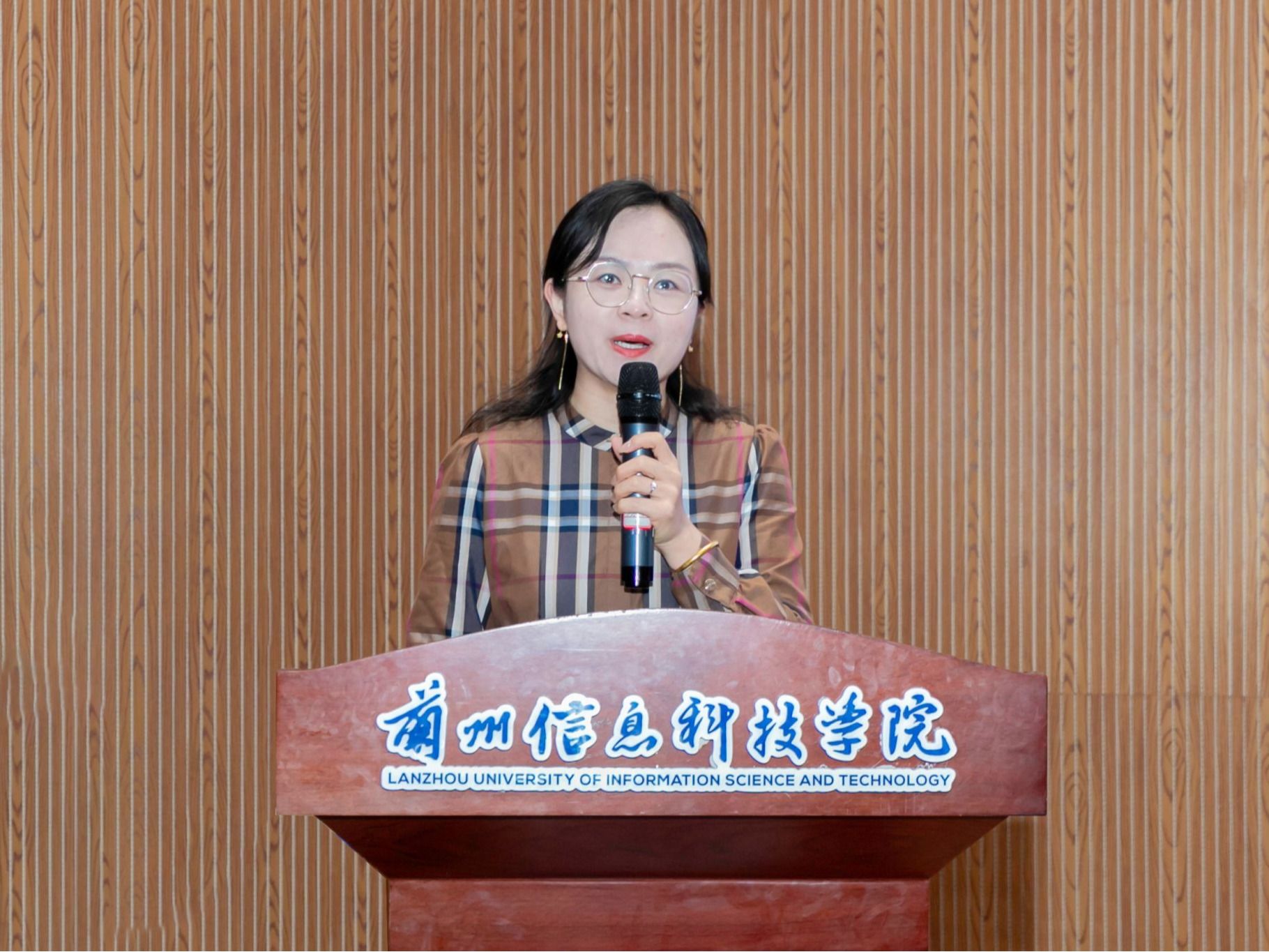 beat365在线唯一官网开展《防范化解重大经济金融风险漫谈》专题讲座