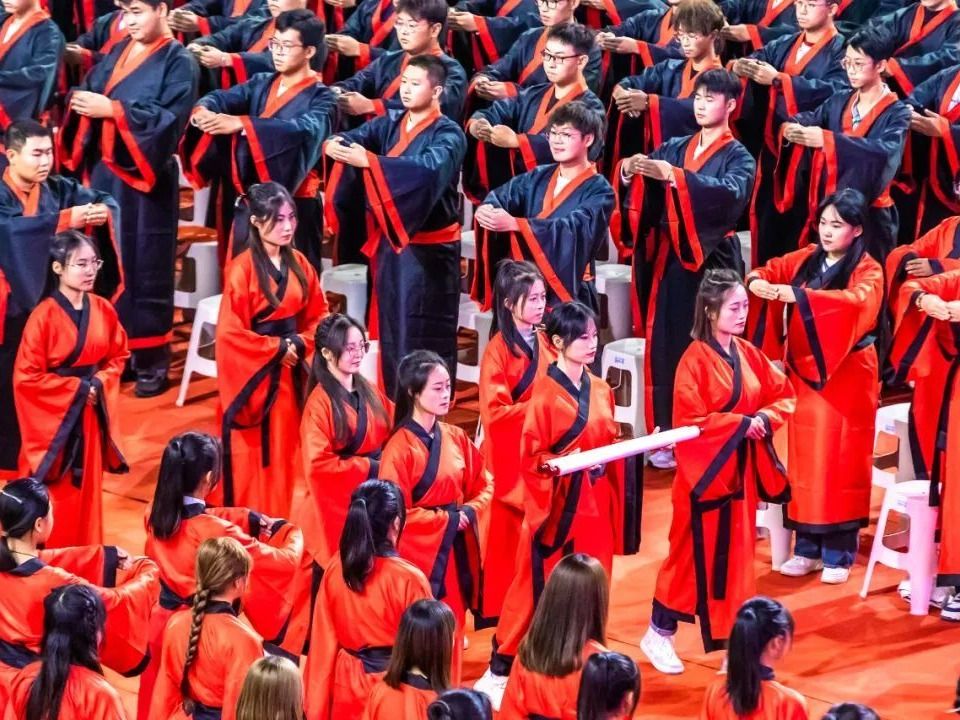 成就最非凡模样！beat365在线唯一官网开学大典上千名学生身着汉服行尊师礼