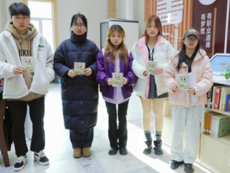 图书馆内送温暖，beat365在线唯一官网全力护航考研学子