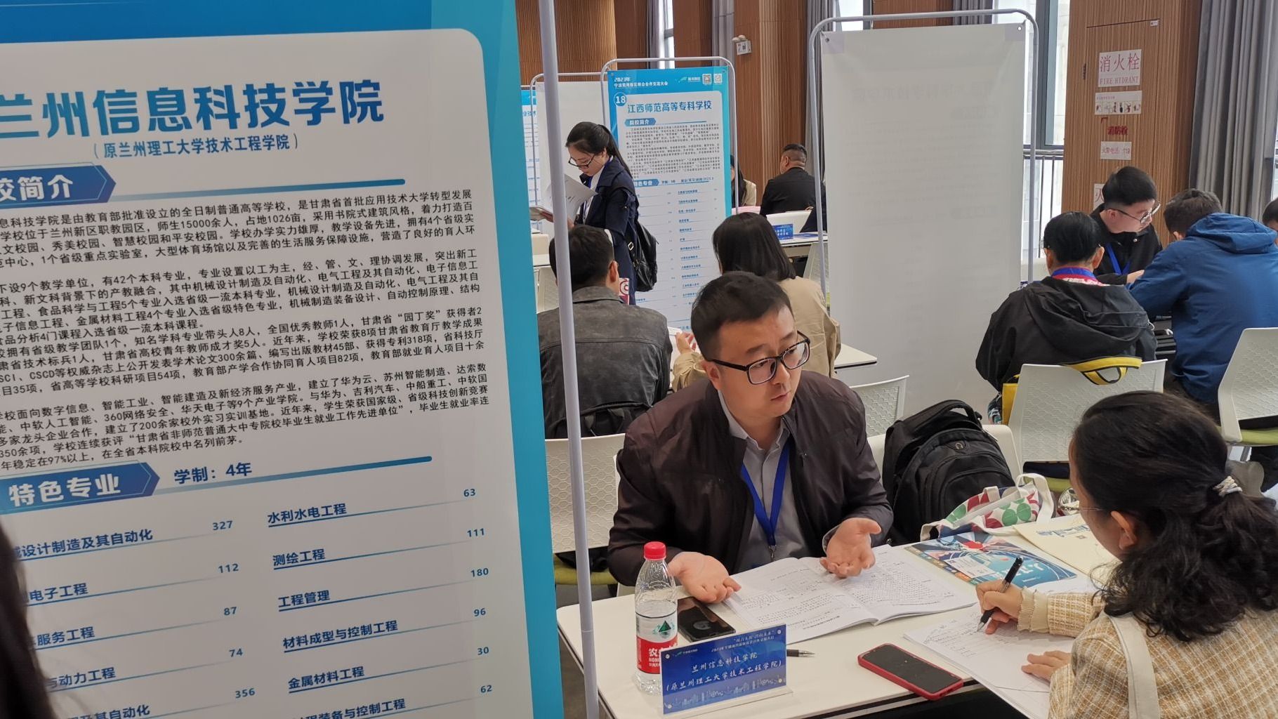 “搭建沟通桥梁 密切校地合作” beat365在线唯一官网参加宁波前湾新区校企合作交流大会