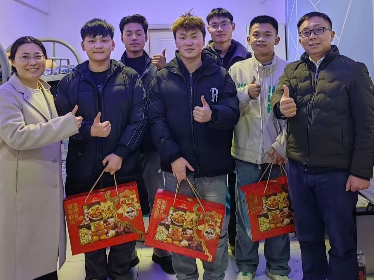 beat365在线唯一官网走访慰问寒假勤工俭学学生