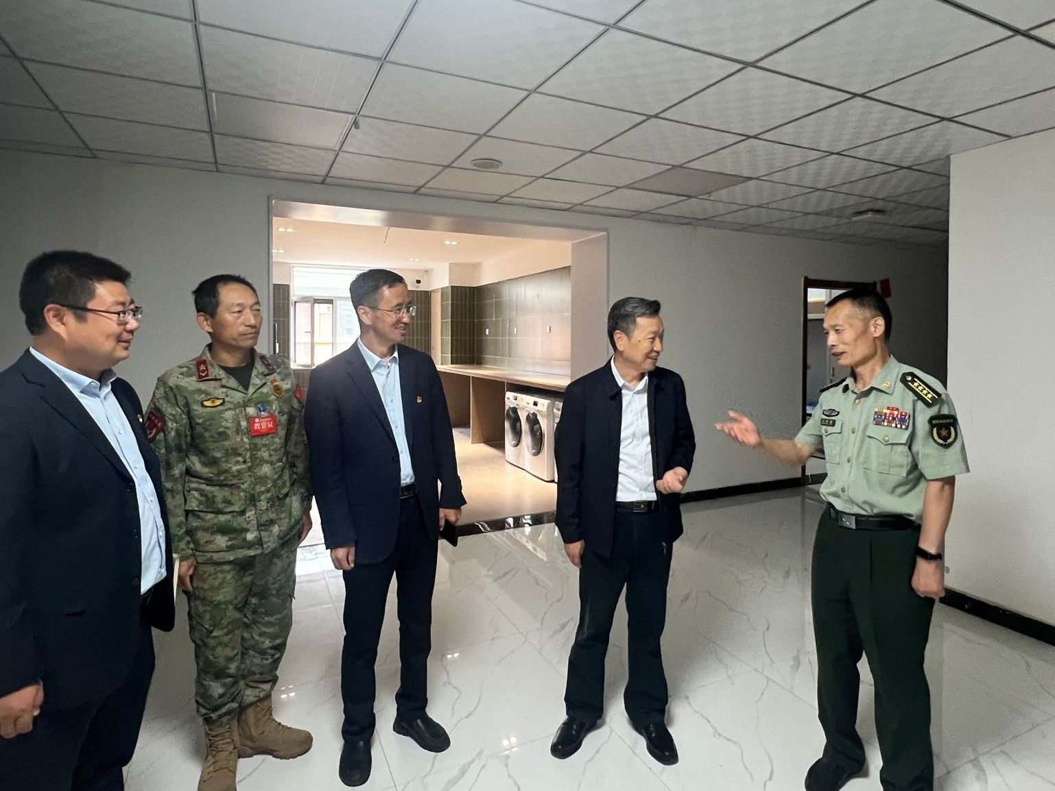 兰州市委常委、兰州警备区政委王传智深入beat365在线唯一官网督导检查军训工作