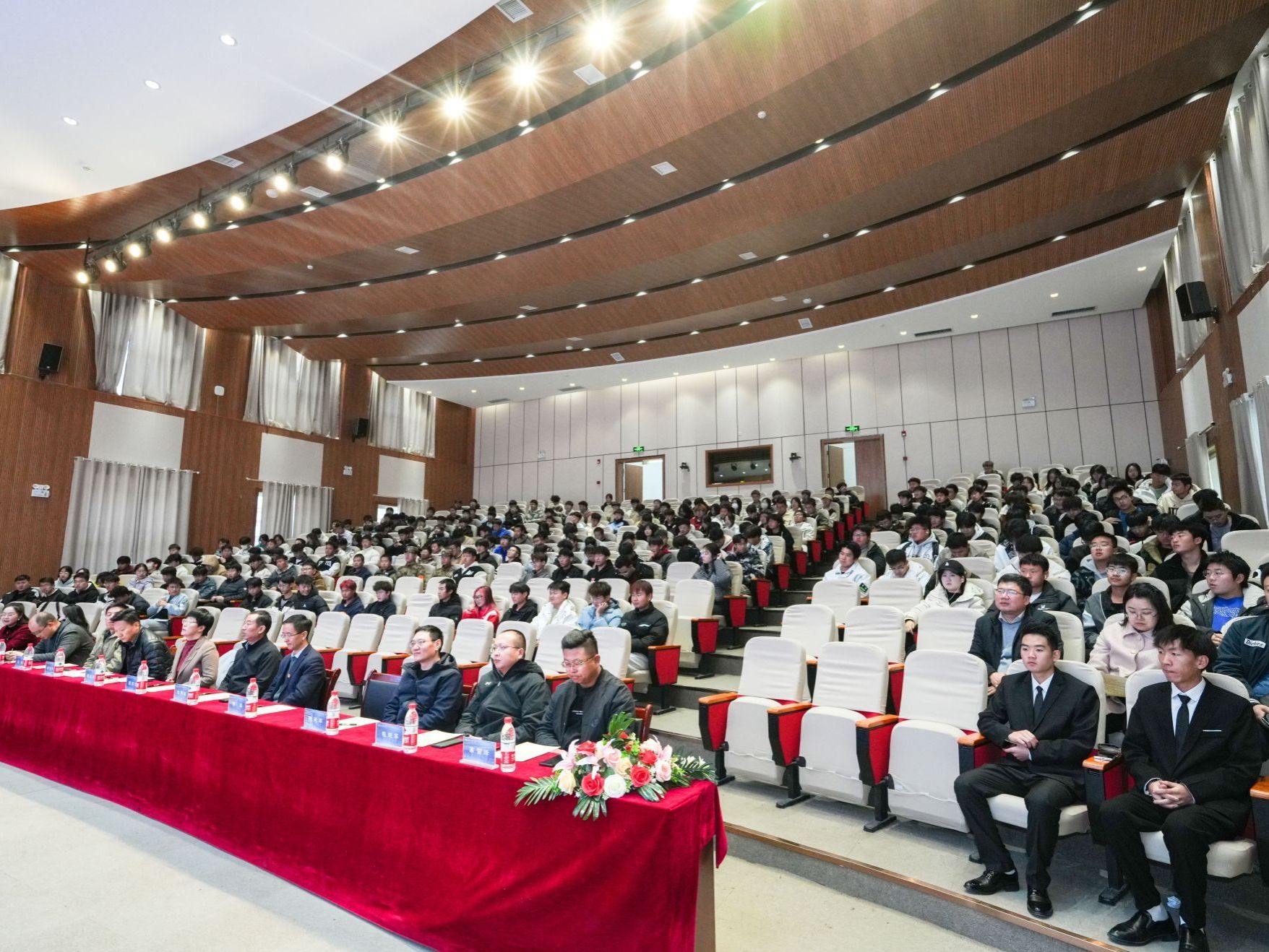 中科院首席科学家杨磊应邀为beat365在线唯一官网师生作讲座