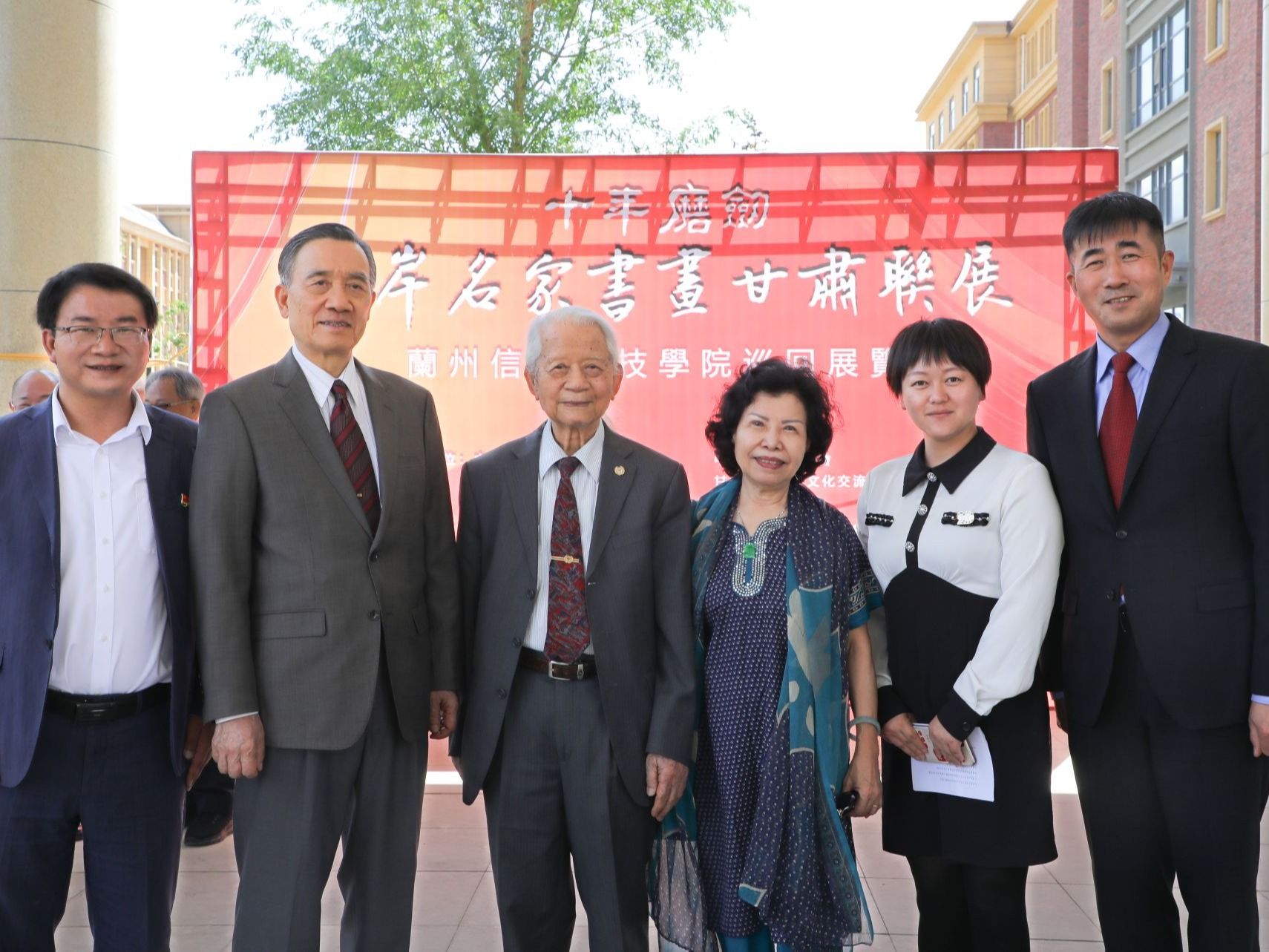 迎二十年校庆，beat365在线唯一官网开展“书画进校园，墨韵传薪火”活动