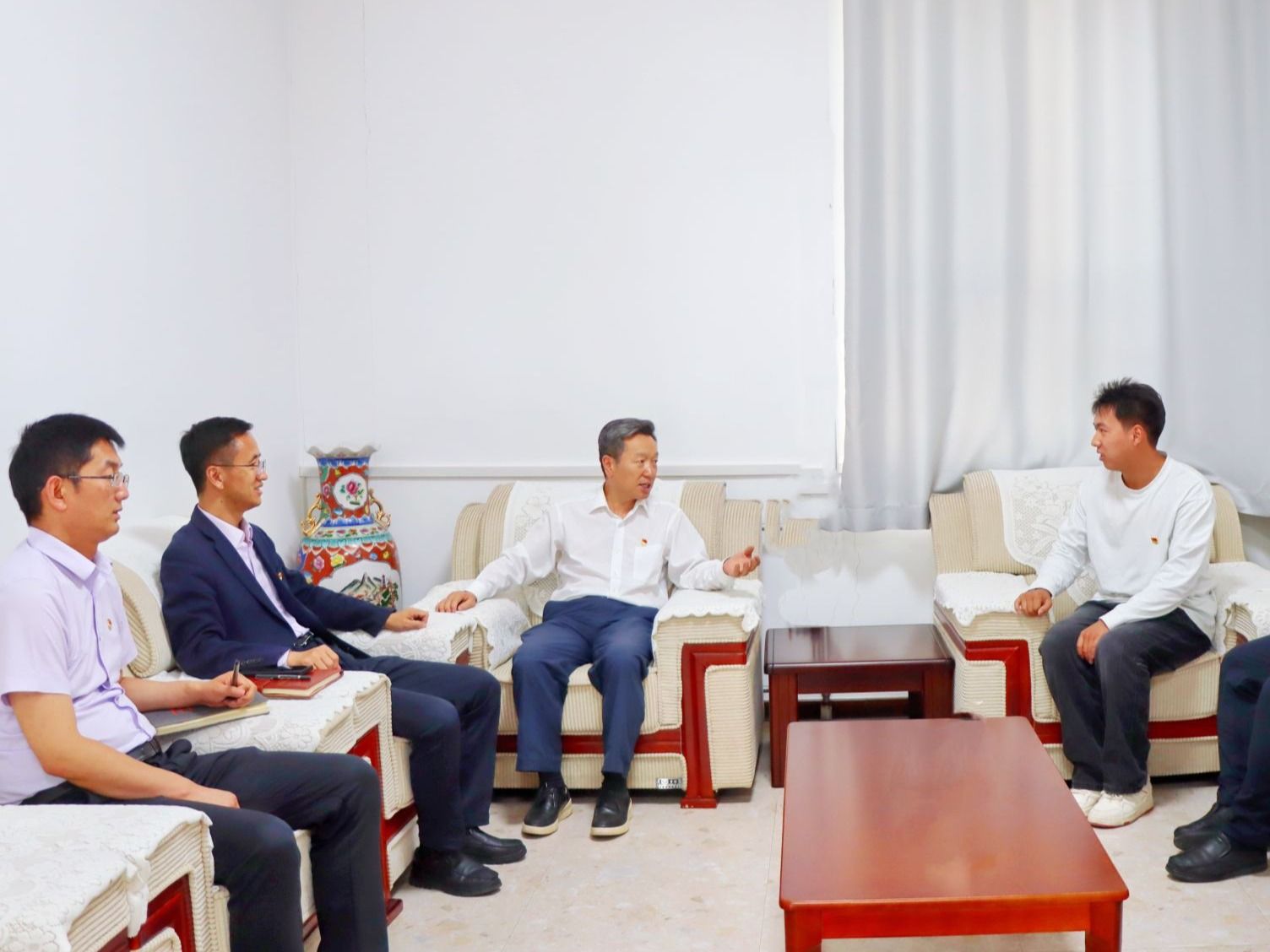 beat365在线唯一官网党委书记与省人大代表学生深入交谈，共话育人与履职